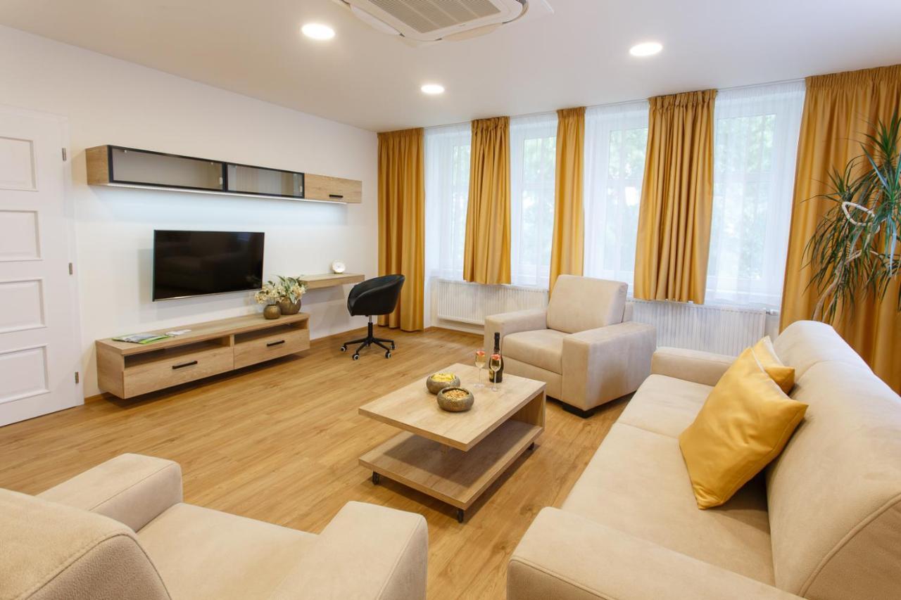 Apartments Villa Whitehouse اوسترافا المظهر الخارجي الصورة