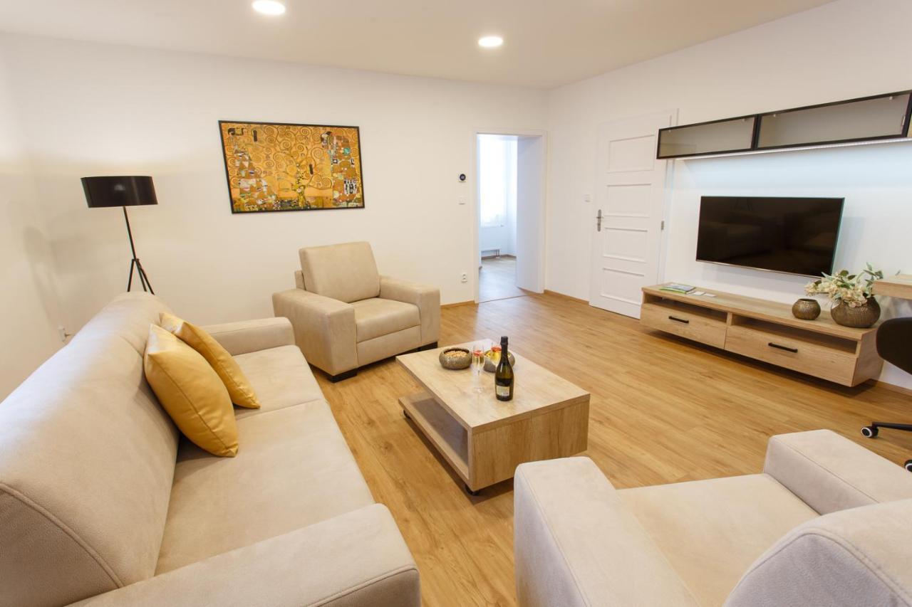 Apartments Villa Whitehouse اوسترافا المظهر الخارجي الصورة