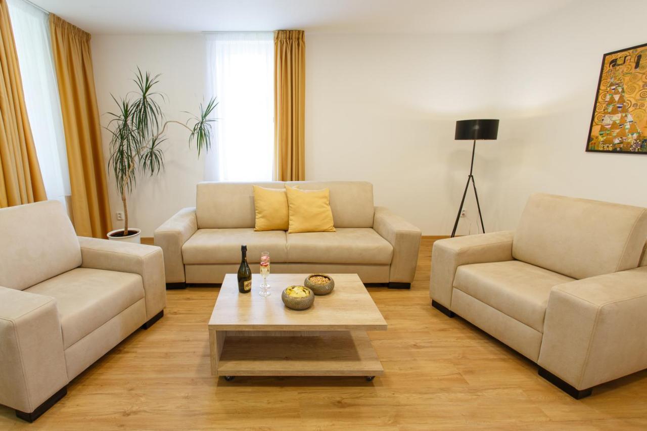 Apartments Villa Whitehouse اوسترافا المظهر الخارجي الصورة