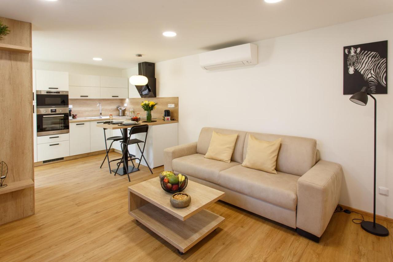 Apartments Villa Whitehouse اوسترافا المظهر الخارجي الصورة