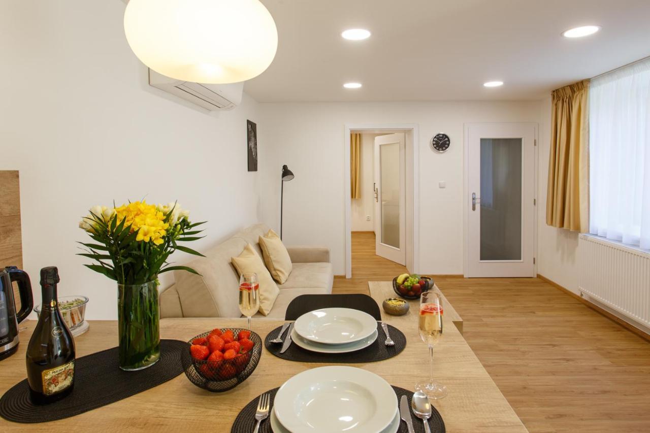 Apartments Villa Whitehouse اوسترافا المظهر الخارجي الصورة