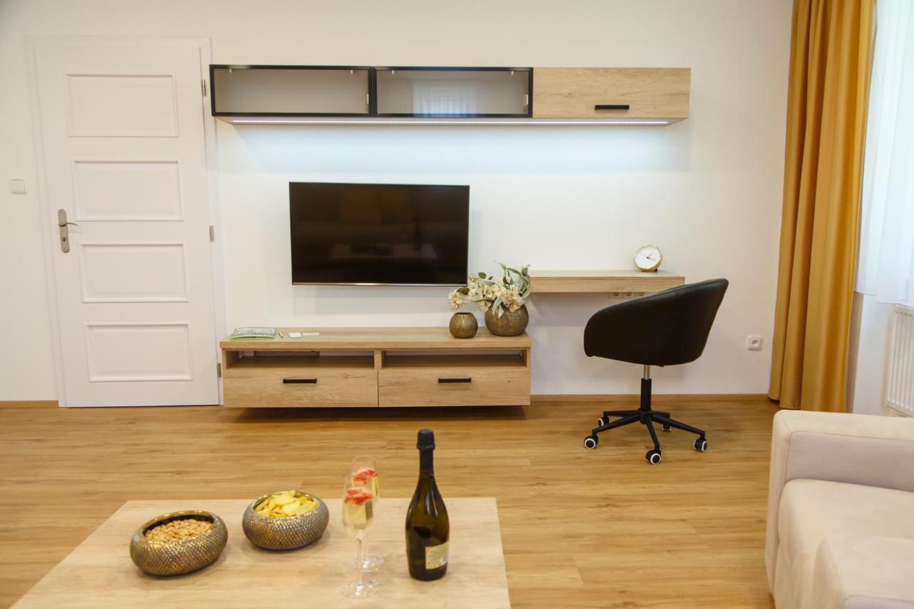 Apartments Villa Whitehouse اوسترافا المظهر الخارجي الصورة