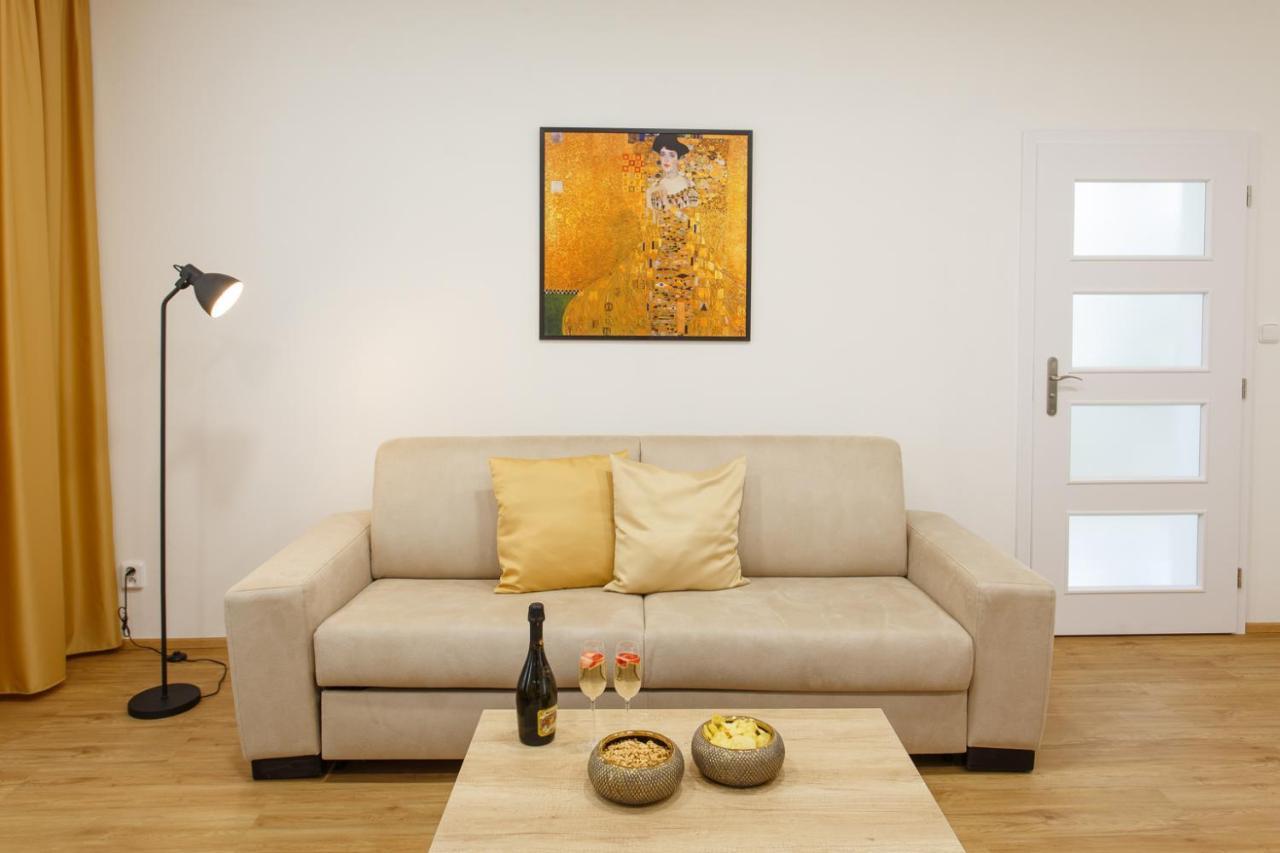 Apartments Villa Whitehouse اوسترافا المظهر الخارجي الصورة