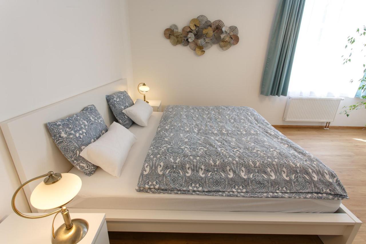 Apartments Villa Whitehouse اوسترافا المظهر الخارجي الصورة